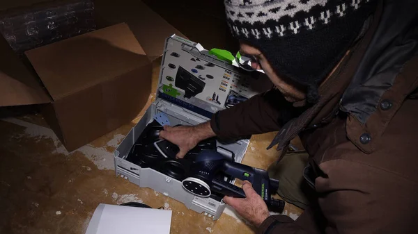 işçi erkek yeni sandık açıcı Festool Rotex zımparalama makinesi