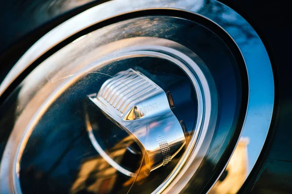 Extreme Makro-Nahaufnahme eines neuen LED-Scheinwerfers Mini Cooper — Stockfoto