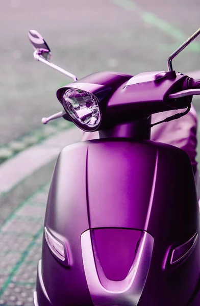 Vorderansicht des neuen Elektroroller-Mopeds, das in einer Stadt geparkt ist — Stockfoto