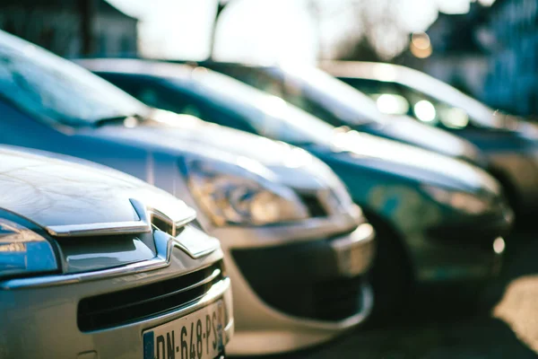 Macro extrême gros plan d'un signe de logotype Citroën sur le capot avant de la voiture — Photo