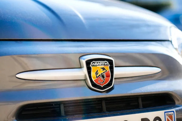 Extreme macro close-up of a Abrath logotype on car — Stock Photo, Image