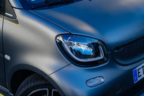 Vista frontal del nuevo faro led en el coche MErcedes-Benz Smart plateado —  Fotos de Stock