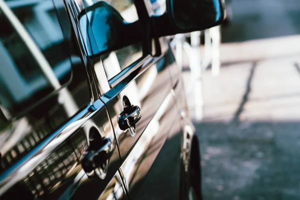 Zijaanzicht van zwarte executive luxe minibusje auto geparkeerd op de lege straat — Stockfoto