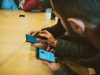 Apple Store 'da hayranlık duyan iki erkek arkadaşın genel görünümü