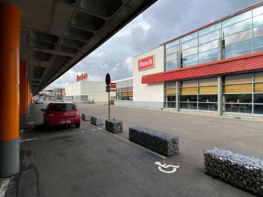 Araba Auchan süpermarketi ile Flunch restoranının yakınında park edilmiş.