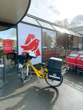 Boş Auchan süpermarketinin önünde elektrikli bisiklet teslimatı