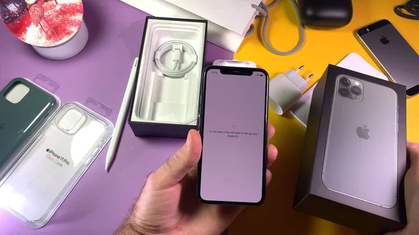 Людина розпакування латині яблуко комп'ютери iPhone 11 Pro — стокове фото