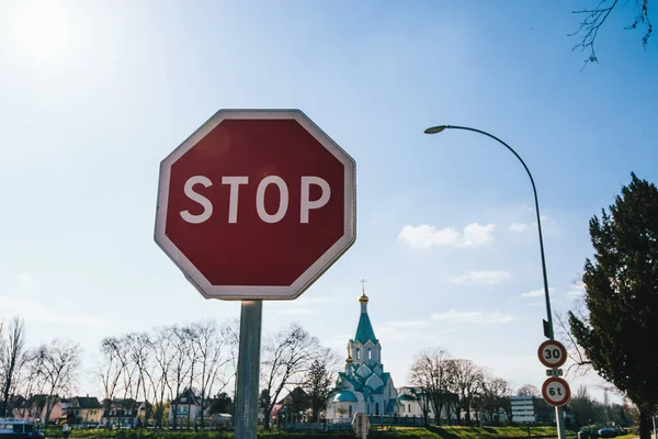 Stop street sign y silueta de la iglesia ortodoxa rusa de Estrasburgo — Foto de Stock