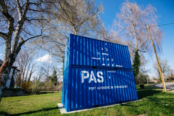 Nákladní kontejnery namalované modrou barvou a nápisy PAS — Stock fotografie