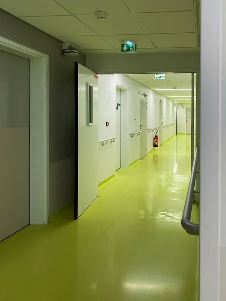 Amplia vista de perspectiva del pasillo hospital vacío con puerta —  Fotos de Stock