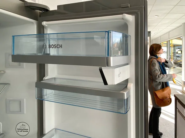 Congelador moderno da geladeira Bosch com câmera de vídeo interior com Home Connect — Fotografia de Stock