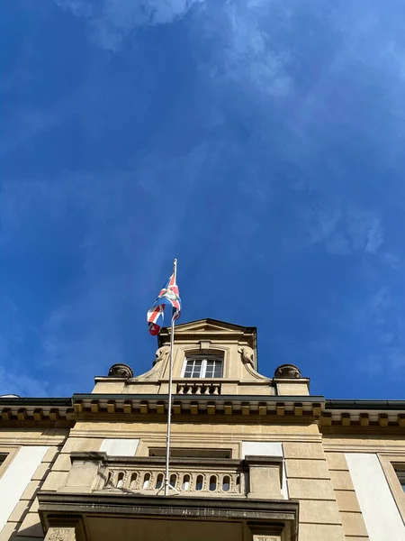 Вид с низкого угла флага Великобритании — стоковое фото