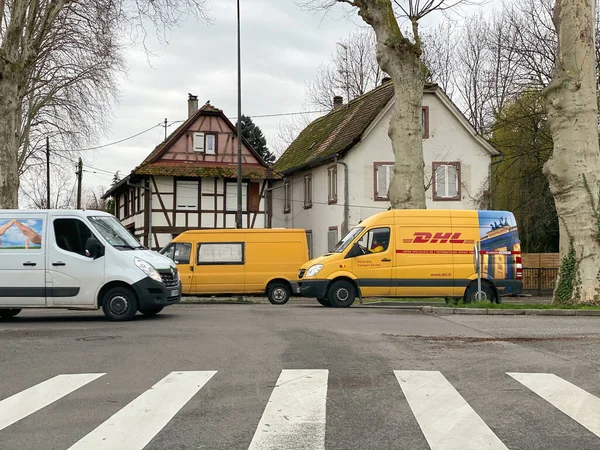 Żółty Mercedes Benz żółty van dostarczanie paczek z DHL niemiecki Deutsche Post — Zdjęcie stockowe