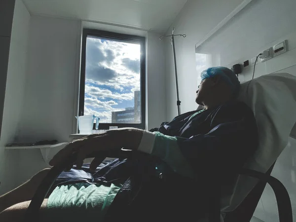 Ligga på den medicinska stolen senior hane inne modernt sjukhus — Stockfoto