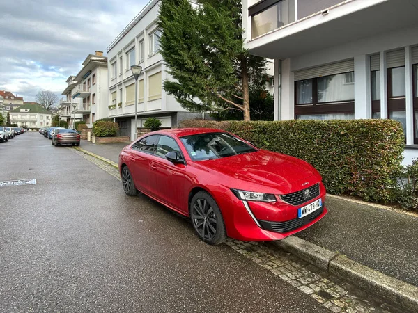 Novo carro de luxo Peugeot 508 vermelho estacionado na rua Rene Schickele — Fotografia de Stock