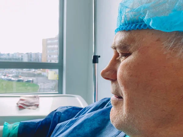 Zbliżenie męskiej twarzy na krześle medycznym w nowoczesnym szpitalu we Francji — Zdjęcie stockowe