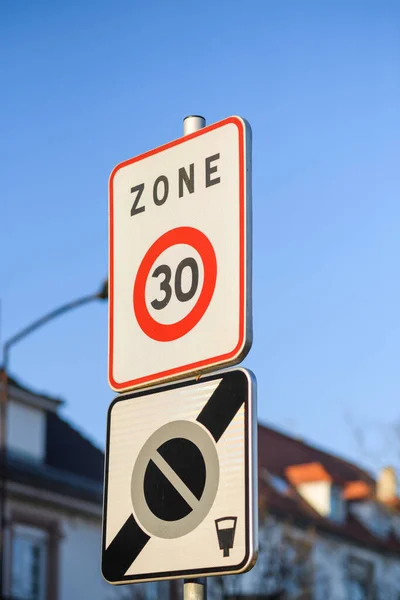 Zona 30 kilómetros por hora y final de zona de aparcamiento calle señal —  Fotos de Stock