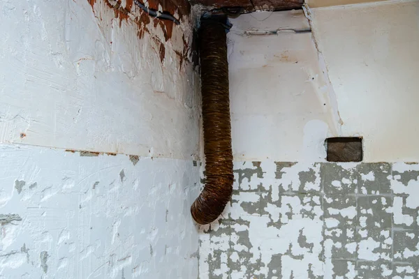 Intérieur de la cuisine avec grand tube utilisé pour le capot rouillé vieille maison — Photo