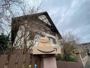 Amazon Prime karton paketlerinin çoklu yığınlarının düşük açılı görünümü