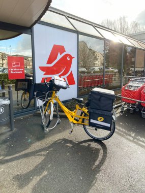 Sarı La Poste posta operatörü. Elektronik bisiklet mektupları.