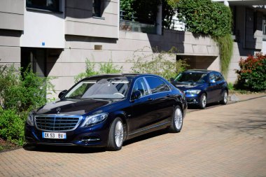 Yeni lüks Mercedes-Benz Maybach arabası park halinde.