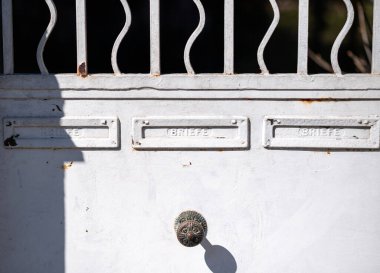 Çelik kapı ve Brifing metni Harfler olarak çevrildi