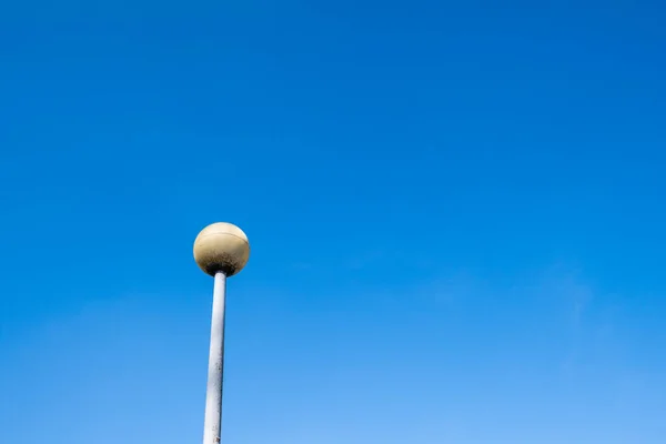 Light pole with round corner against clear blue sky — Stock Photo, Image