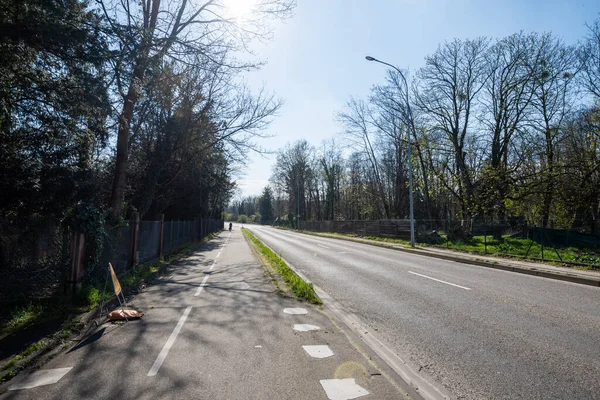 Silhouete του μοναχικού ποδηλάτη σε άδειο δρόμο στη Γαλλία — Φωτογραφία Αρχείου