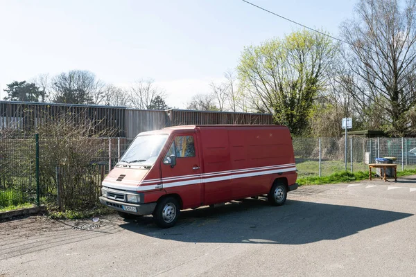 Ront boční pohled na vintage červené Renault T35D mini cargo van — Stock fotografie