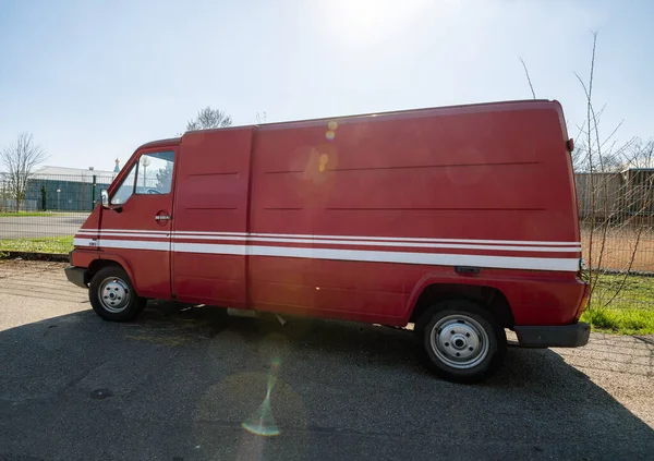 Boční pohled na vintage červené Renault T35D mini cargo van — Stock fotografie