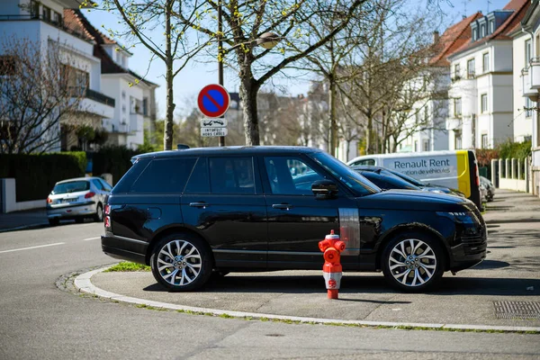 Nuevo SUV Land Rover de lujo negro estacionado en una calle vacía francesa — Foto de Stock