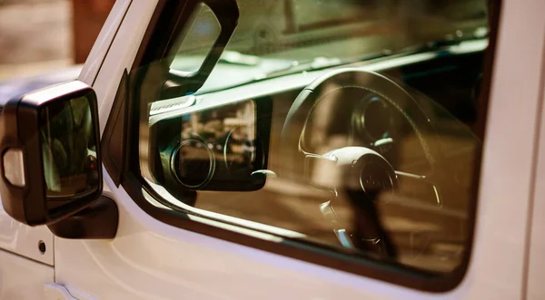 Zicht op nieuwe JEEP nieuwe SUV deur met stuurwiel interieur — Stockfoto