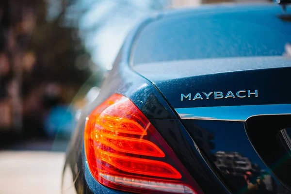 Nuevo Mercedes-Benz Maybach de lujo aparcado ciudad — Foto de Stock