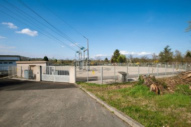 Terk edilmiş elektrik santrali ve birkaç sütun.