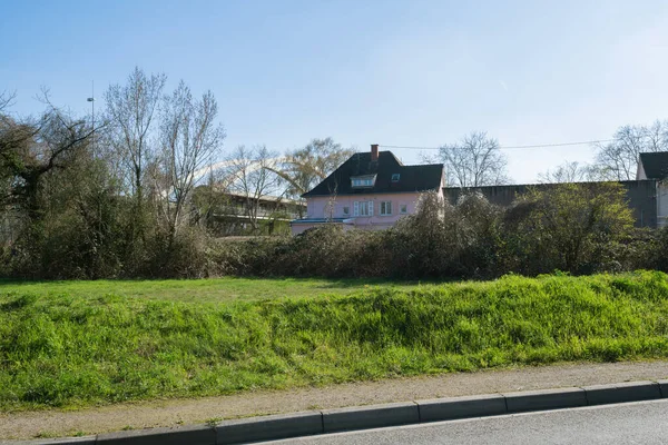 Vista desde la calle de casa genérica en Estrasburgo Alsacia y puente en el fondo — Foto de Stock