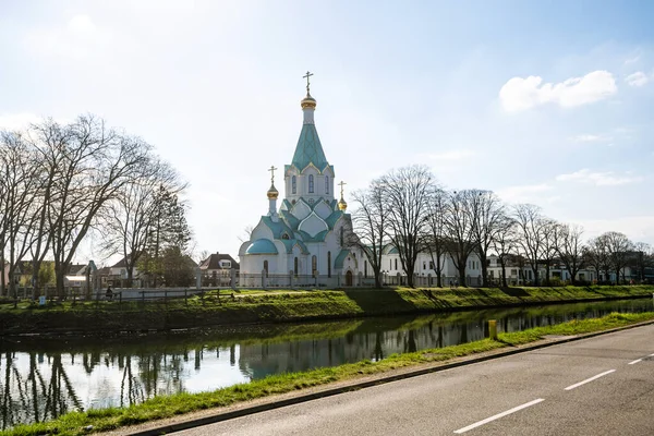Igreja Ortodoxa Russa em strasbourg perto do rio Ill em um dia claro de primavera — Fotografia de Stock