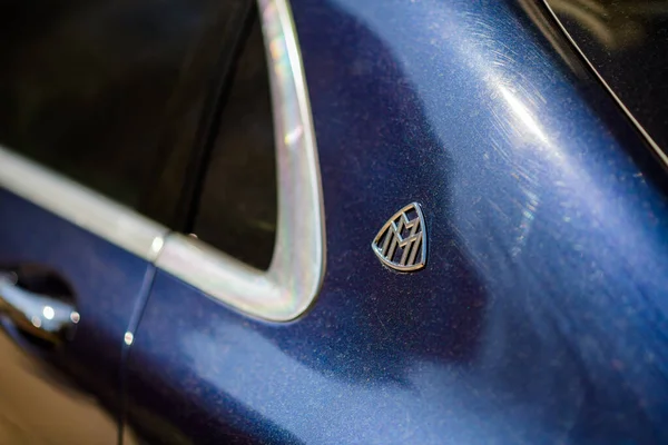 Новый роскошный автомобиль Mercedes-Benz Maybach припаркованный город — стоковое фото