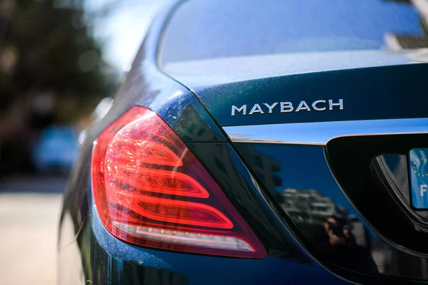 Nieuwe luxe Mercedes-Benz Maybach auto geparkeerd stad — Stockfoto