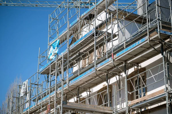 Scaffolding installed on old house facade — Stock Photo, Image