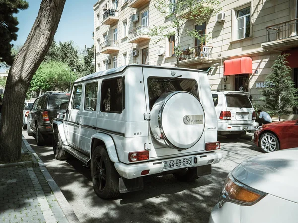 Lüks Mercedes-Benz AMG G63 Sovyet binasının yakınına park edilmiş. — Stok fotoğraf