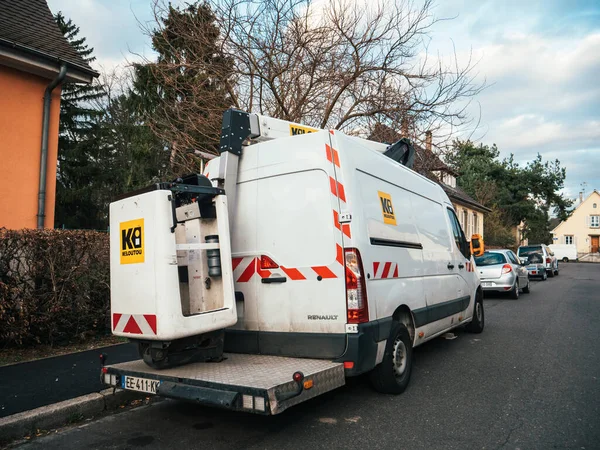 Renault van avec plateforme de travail surélevée Kiloutou — Photo