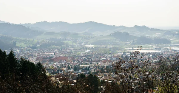 Uitzicht vanuit de lucht vanaf de berg heuvel van de Duitse stad — Stockfoto