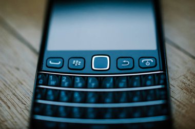 Telefon Research In Motion Blackberry tarafından tam qwerty klavyesi ile üretildi.