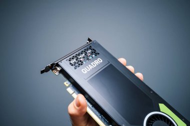 Yeni profesyonel Nvidia Quadro P4000 'i gösteriyor.