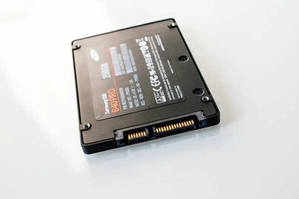 新三星SSD 840 Pro SSD固态驱动快速数据传输盘 — 图库照片