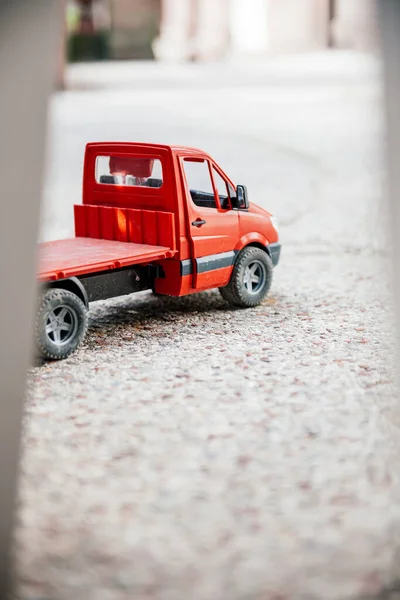 Dettaglio macro ravvicinato di un furgone da costruzione rosso giocattolo — Foto Stock
