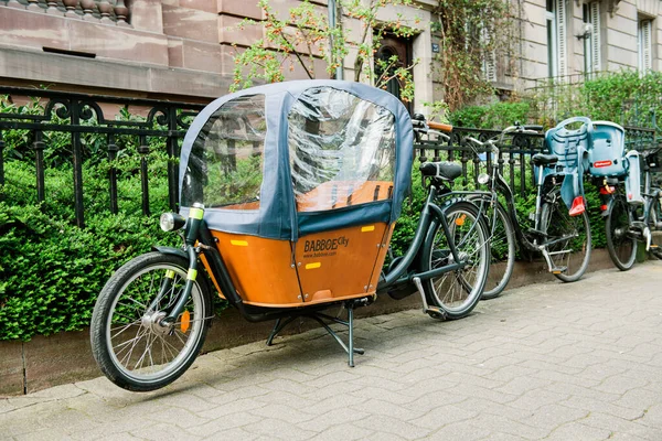 Boş sokağa park edilmiş yeni Babboe Şehri çevik ve esnek bir kargo bisikleti. — Stok fotoğraf
