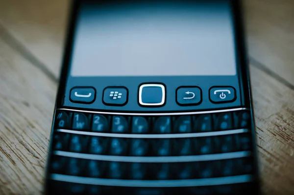 Telefoon vervaardigd door Research In Motion Blackberry met volledige qwerty toetsenbord — Stockfoto