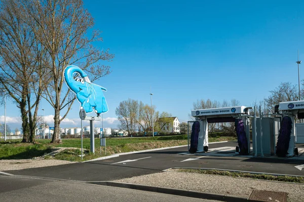 View from the street of Elephant Bleu car wash automatic — Stock Photo, Image