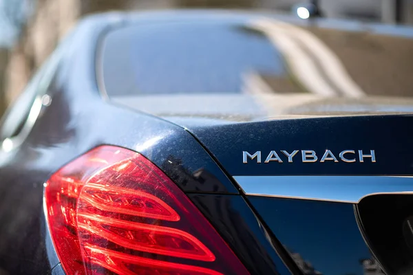 Новый роскошный автомобиль Mercedes-Benz Maybach припаркованный город — стоковое фото